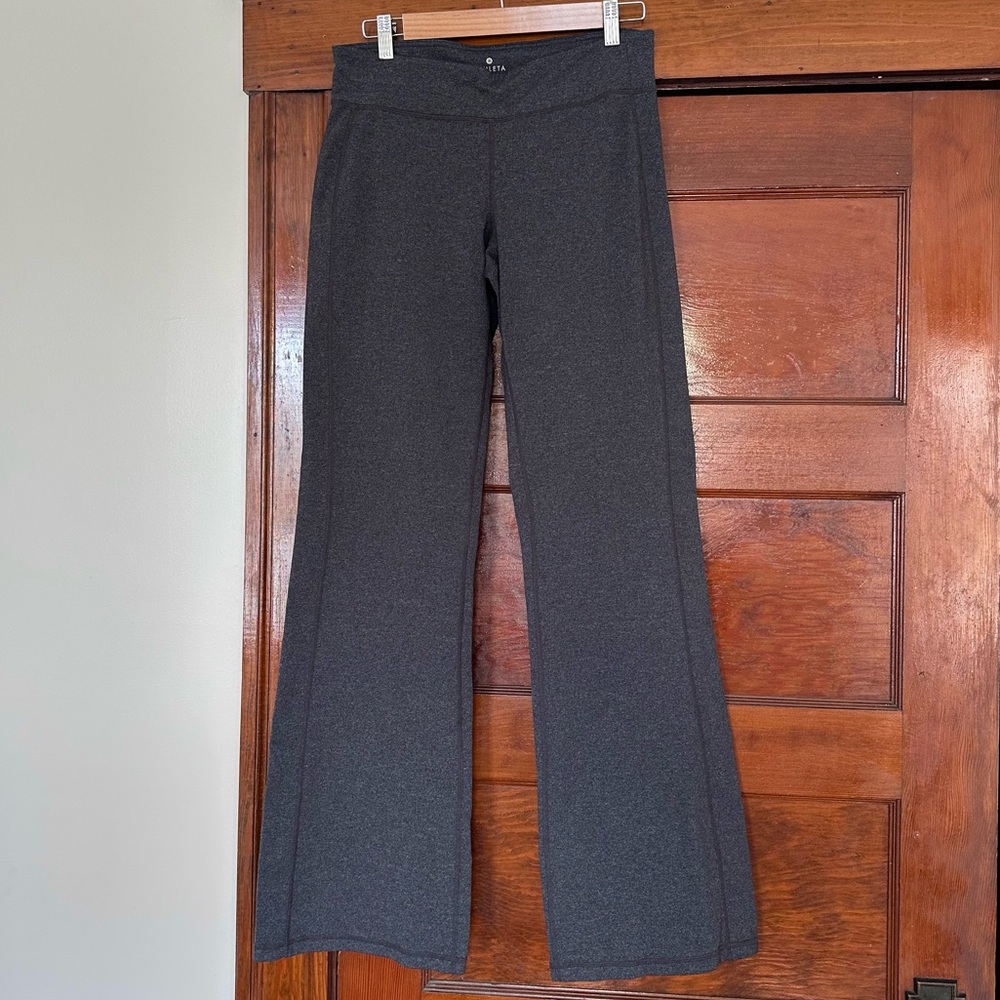 Athleta Kickbooty Boot Cut Flare Yoga Pants Medium Tall - Picture 4 of 15